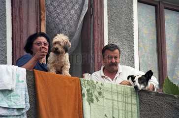 Ein sich erholendes Ehepaar auf dem Balkon mit zwei Hunden  Bukarest  Rumaenien