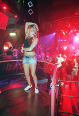 Ein Maedchen beim Tanzen auf einem Podest im Klub -Lodz Kaliska- in Lodz  Polen