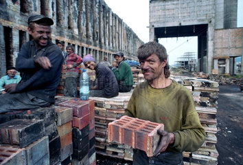 Ehemalige Bergarbeiter der Kokerei CSV Calan bei dessen Rueckbau  Calan  Rumaenien