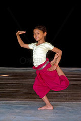 Phnom Penh  Kambodscha  Maedchen in einer Tanzschule beim Apsara-Tanz