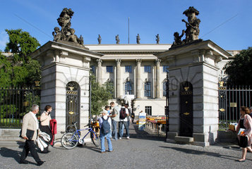 Studenten vor der Humboldt-Universitaet  Berlin