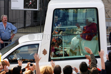 Barcelona  Spanien  Papst Benedikt XVI. im Papamobil