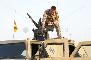 Kunduz  Afghanistan  Soldat montiert auf einem Dingo ein Maschinengewehr
