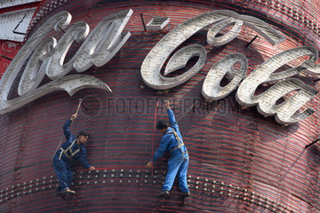 Shanghai  Monteure an einer Coca-Cola-Werbung