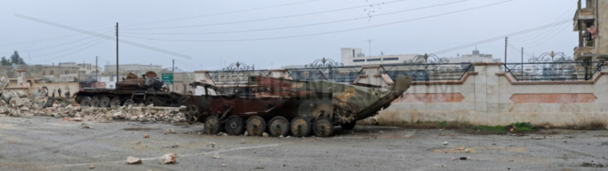 Azaz  Syrien  Panorama zerstoerter Panzer