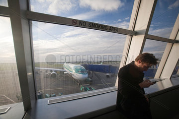 Dublin  Irland  wartender Passagier auf dem Flughafen
