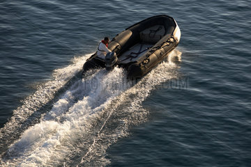 Iraklion  Mann sitzt in einem Motorboot