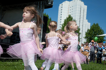 Berlin  Deutschland  Maedchen tanzen Ballett auf dem Familienfest Bunte Platte