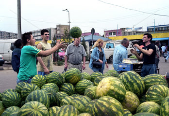 Melonenverkaeufer auf dem Bukarester Markt