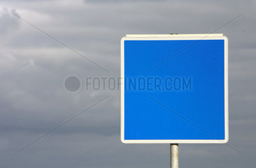 Blaues Hinweisschild an der Ostseekueste