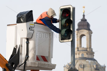 Dresden  Deutschland  eine Verkehrsampel wird repariert