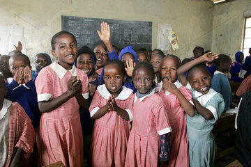 Kenia  Naro Moru  Schuelerinnen in ihrem Klassenraum
