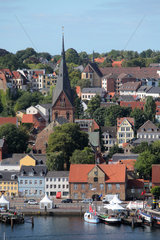 Flensburg  Deutschland  Blick auf die Marienkirche mit dem Kompagnietor davor