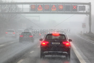 Muenchen  Deutschland  schlechte Sicht auf der Autobahn A8 bei Schneefall