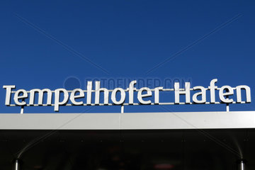 Berlin  Deutschland  Schriftzug des Einkaufszentrums Tempelhofer Hafen