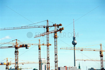 Berlin  Deutschland  Baukraene mit Fernsehturm