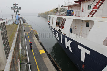 Kiel  Deutschland  ein Schiff faehrt in die Nordschleuse der Grossen Schleuse Kiel-Holtenau ein