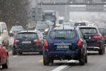 Muenchen  Deutschland  zaehfliessender Verkehr bei Schneefall auf der Autobahn A8