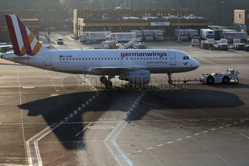 Berlin  Deutschland  Airbus A319 der germanwings wirft auf dem Vorfeld des Flughafen Berlin-Tegel einen Schatten auf den Boden