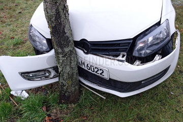 Berlin  Deutschland  Auto ist gegen einen Baum gefahren