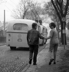 Berlin  DDR  junges Paar verpasst den Bus