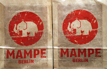 Berlin  Deutschland  Tueten mit dem Logo der Mampe Schnapsmanufaktur