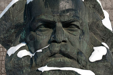 Chemnitz  Deutschland  Schnee bedeckt Teile des Marx Monumentes in Chemnitz