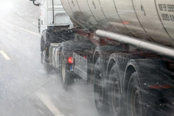 Muenchen  Deutschland  Anschnitt  LKW bei Schneefall auf der Autobahn