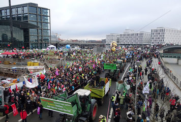 Berlin  Deutschland  Demo - Wir haben es satt! vor dem Hauptbahnhof auf dem Washingtonplatz