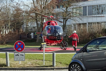 Berlin  Deutschland  Rettungshubschrauber der DRF Luftrettung auf dem Landeplatz des Vivantes Klinikum Neukoelln