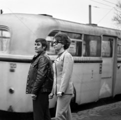 Berlin  DDR  junges Paar ist mit dem Bus gefahren