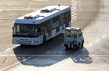 Berlin  Deutschland  Flughafenbus bringt Passagiere zum Terminal des Flughafen Berlin-Tegel