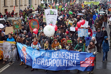 Berlin  Deutschland  Menschen protestieren mit Transparenten bei der Demo - Wir haben es satt!
