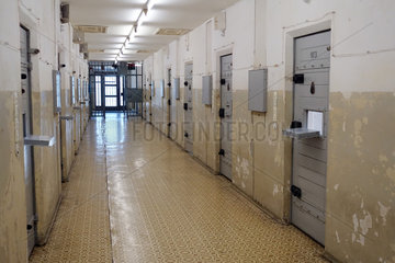 Berlin  Deutschland  Gang mit Haftzellen im Stasimuseum Berlin