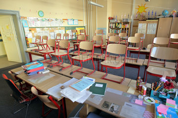 Flensburg  Deutschland  in einem Klassenraum der Grundschule Ramsharde in Flensburg stehen die Stuehle auf dem Tisch