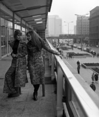 Berlin  DDR  junge Frauen tragen in der Stadt die neueste Herbst-Mode