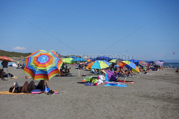 Orbetello  Italien  Menschen am Strand