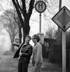 Berlin  DDR  junges Paar wartet auf den Bus