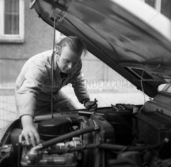 Berlin  DDR  Kfz-Mechaniker repariert den Motor eines Wartburg