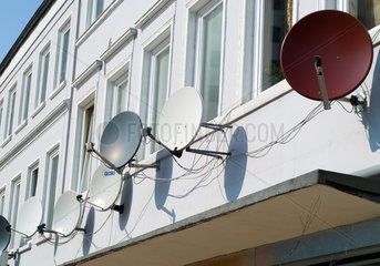 Hamburg  Satellitenschuesseln an einer Hauswand