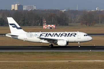Berlin  Deutschland  Airbus A319 der Fluggesellschaft Finnair auf der Startbahn des Flughafen Berlin-Tegel