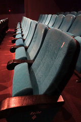 Berlin  Deutschland  leere Sitzreihen in einem Kinosaal