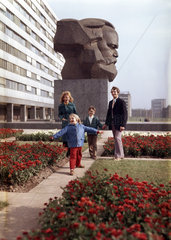 Karl-Marx-Stadt (Chemnitz)  DDR  glueckliche Familie vor dem Karl-Marx-Monument