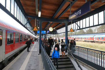 Flensburg  Deutschland  Passagiere auf dem Bahnsteig des Flensburger Bahnhofs