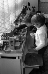 Berlin  DDR  Kinder spielen im Kindergarten mit Holzbausteinen