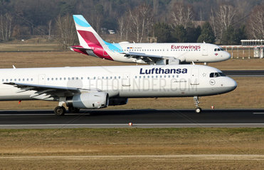 Berlin  Deutschland  Airbus A321 der Fluggesellschaft Lufthansa und A 319 der Eurowings auf Start- und Landebahn des Flughafen Berlin-Tegel