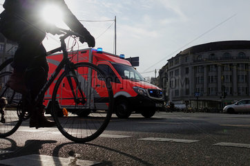Berlin  Deutschland  Rettungswagen der Berliner Feuerwehr und Fahrradfahrer am Platz der Luftbruecke