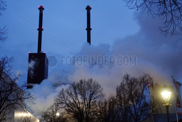 Berlin  Deutschland  Dampfwolken am Heizkraftwerk Lichterfelde bei Daemmerung