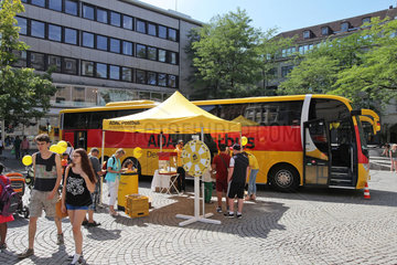 Kiel  Deutschland  der ADAC Postbus in der Kieler Innestadt auf Werbetour