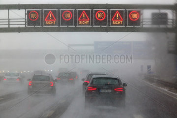 Muenchen  Deutschland  schlechte Sicht auf der Autobahn A8 bei Schneefall